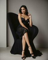 ai généré magnifique Jeune femme dans une noir robe séance sur une chaise. ai génératif photo