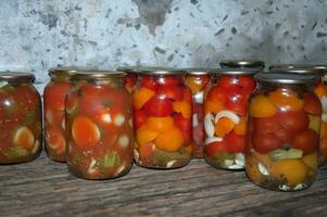 pots de une variété de mariné des légumes . en conserve et conservé nourriture. conserves photo