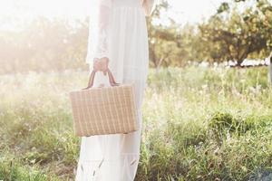 belle jeune femme vêtue d'une élégante robe blanche et profitant d'un bel après-midi ensoleillé dans un jardin d'été