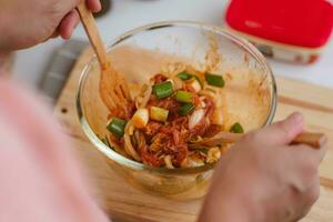 pas à pas procédures à mariner porc pour facile coréen cuisson, ajouter haché oignons et Japonais groupage oignon, sésame huile, soja sauce, coréen gochujang et mélanger Bien. coréen fait maison nourriture pour le déjeuner photo