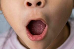 portrait de content excité étonné ouvert bouche enfant enfant fille proche en haut. photo