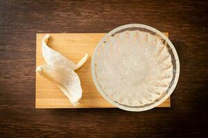 soupe de nid d'oiseau comestible dans un bol en verre photo