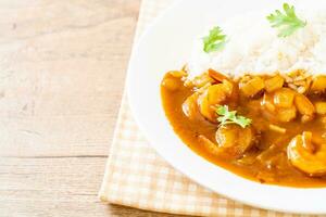 crevettes sauce curry sur riz photo