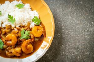 crevettes sauce curry sur riz photo