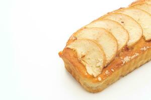 Gâteau émietté de pain aux pommes sur fond blanc photo