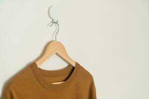 t-shirt suspendu avec cintre en bois photo