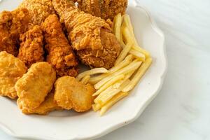 poulet frit avec frites et nuggets sur assiette photo