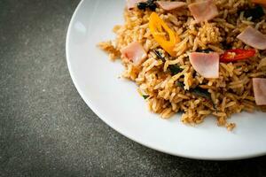 Riz sauté au jambon aux herbes et épices photo