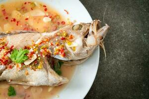 poisson de mérou cuit à la vapeur avec citron vert et piments photo