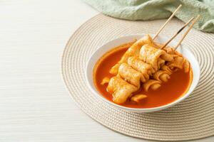 odeng - brochette de gâteau de poisson coréen dans une soupe épicée coréenne photo