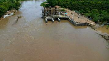 inonder la construction de la vanne, construction inachevée. la rive du fleuve s'est effondrée en raison de fortes pluies et d'un fort débit d'eau. photo