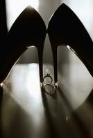 mariage bague blanc des chaussures de le la mariée dans doux lumière photo