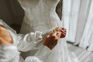 de la mariée mains fermer, en train de préparer pour le mariage la cérémonie photo