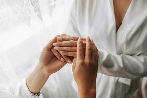 copines soutien le la mariée sur sa mariage journée par en portant mains dans correspondant à blanc robes photo