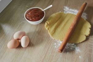 cuisine fait maison biscuits avec Pomme confiture sur une en bois cuisine planche photo