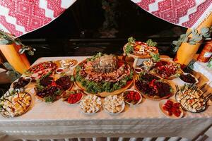 cosaque table dans le meilleur Restaurants. de fête table à le mariage. nationale ukrainien cuisine. graisse, saucisses, alcool. restauration. photo