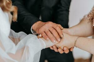 Parents soutien la mariée sur mariage jour, mains fermer. photo