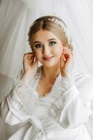 portrait de une magnifique la mariée dans une Hôtel près une mariage robe. préparation pour le mariage cérémonie. verticale photo. photo