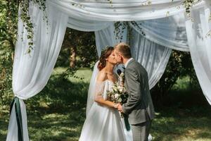 magnifique mariage couple à une été mariage cérémonie. mariage vœux, émotions et larmes photo