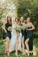 une la mariée fête sa mariage avec copains en plein air après le la cérémonie photo