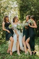 une la mariée fête sa mariage avec copains en plein air après le la cérémonie photo