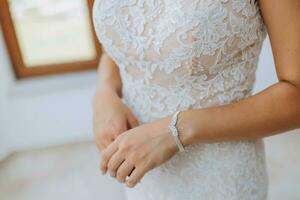 tondu portrait de le de la mariée main avec un ornement sur sa main. magnifique Jeune la mariée dans une mariage robe. gratuit espace photo