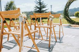 le mariage cambre dans le parc est fabriqué de sec roseaux sur le Contexte de le forêt dans flou se concentrer. une façon mariage cérémonie. décoré chaises pour le la cérémonie photo