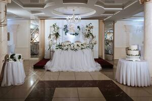 présidium de le la mariée et jeune marié à le mariage. tout est presque prêt pour le mariage fête. mariage banquet photo