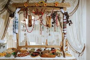 cosaque table dans le meilleur Restaurants. de fête table à le mariage. nationale ukrainien cuisine. graisse, saucisses, alcool. restauration. photo