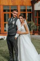 une magnifique mariage, une magnifique couple dans aimer, en riant et embrasser contre le Contexte de une vert jardin. haute qualité photo