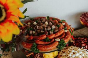 cosaque table dans le meilleur Restaurants. de fête table à le mariage. nationale ukrainien cuisine. graisse, saucisses, alcool. restauration. photo