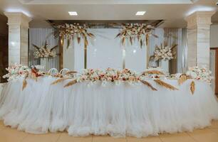 présidium de le la mariée et jeune marié à le mariage. tout est presque prêt pour le mariage fête. mariage banquet photo