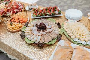 cosaque table dans le meilleur Restaurants. de fête table à le mariage. nationale ukrainien cuisine. graisse, saucisses, alcool. restauration. photo