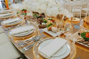 présidium de le la mariée et jeune marié à le mariage. tout est presque prêt pour le mariage fête. mariage banquet photo