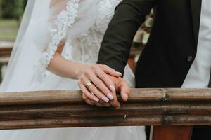 jeune couple marié main dans la main, cérémonie du jour du mariage photo