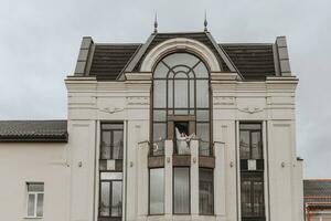 la mariée sur le balcon de le Hôtel dans une blanc peignoir avec une voile, gratuit espace, horizontal photo. sur votre mariage journée photo