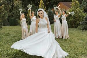 une groupe de magnifique femmes dans correspondant à Robes sont souriant, célébrer, et ayant amusement ensemble. copains de le la mariée dans rose Robes célébrer le mariage ensemble avec le la mariée photo