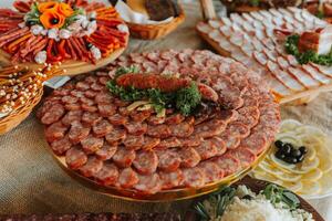 collations à le mariage, fromage, saucisse, légumes, Viande des produits, cosaque table à le ukrainien mariage. photo