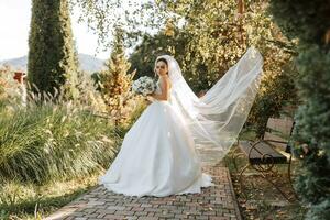 content élégant la mariée avec mariage bouquet profiter le meilleur journée de sa la vie photo