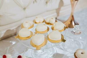 une délicieux mariage. bonbons bar avec divers Chocolat bonbons. fête concept. à la mode desserts. table avec bonbons, des sucreries. photo