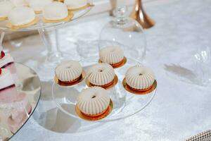 une délicieux mariage. bonbons bar avec divers Chocolat bonbons. fête concept. à la mode desserts. table avec bonbons, des sucreries. photo