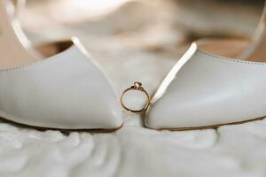 élégant mariage accessoires de le la mariée dans le Matin sur le journée de le fête. photo