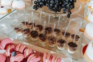 une délicieux mariage. bonbons bar avec divers des chocolats. fête concept. à la mode desserts. table avec bonbons, des sucreries. photo