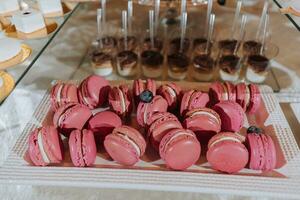 une délicieux mariage. bonbons bar avec divers des chocolats. fête concept. à la mode desserts. table avec bonbons, des sucreries. photo