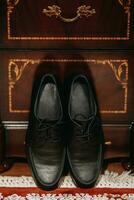 Pour des hommes noir cuir chaussures. accessoires sur le du marié mariage journée. photo