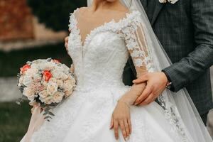 élégant la mariée et jeune marié tendrement embrasse et baiser. magnifique la mariée avec moderne bouquet embrassement élégant jeune marié dans l'automne parc. sensuel romantique moment. mariage. élégant et belle. photo