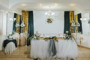 présidium de le la mariée et jeune marié à le mariage. tout est presque prêt pour le mariage fête. une mariage banquet, beaucoup fleurs, une riches et raffiné mariage photo