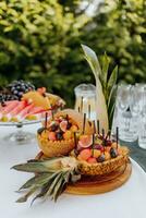 une buffet table de fruit, Champagne et du froid les boissons organisé dans la nature sur une mariage journée ou pour une anniversaire photo