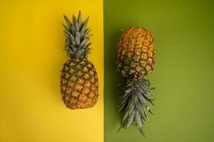 ananas sur une Jaune et vert Contexte. tropical des fruits. photo