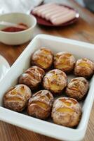 savoureux cuit patates avec abricot confiture dans cuisson plat sur en bois table photo